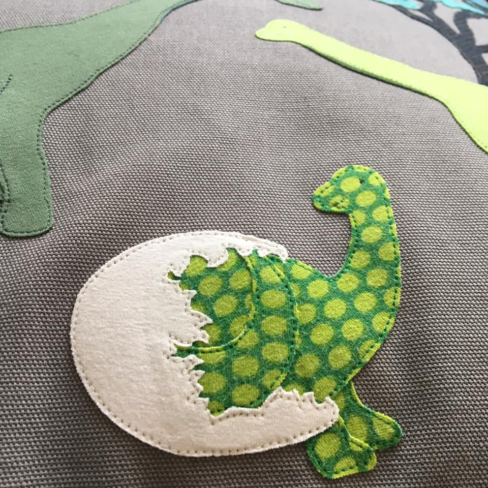 Applikationsvorlage Brachiosaurus Baby Dino im Ei