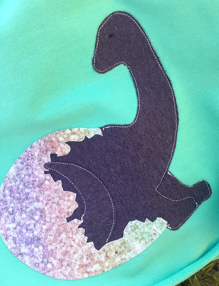Applikationsvorlage Brachiosaurus Baby Dino im Ei