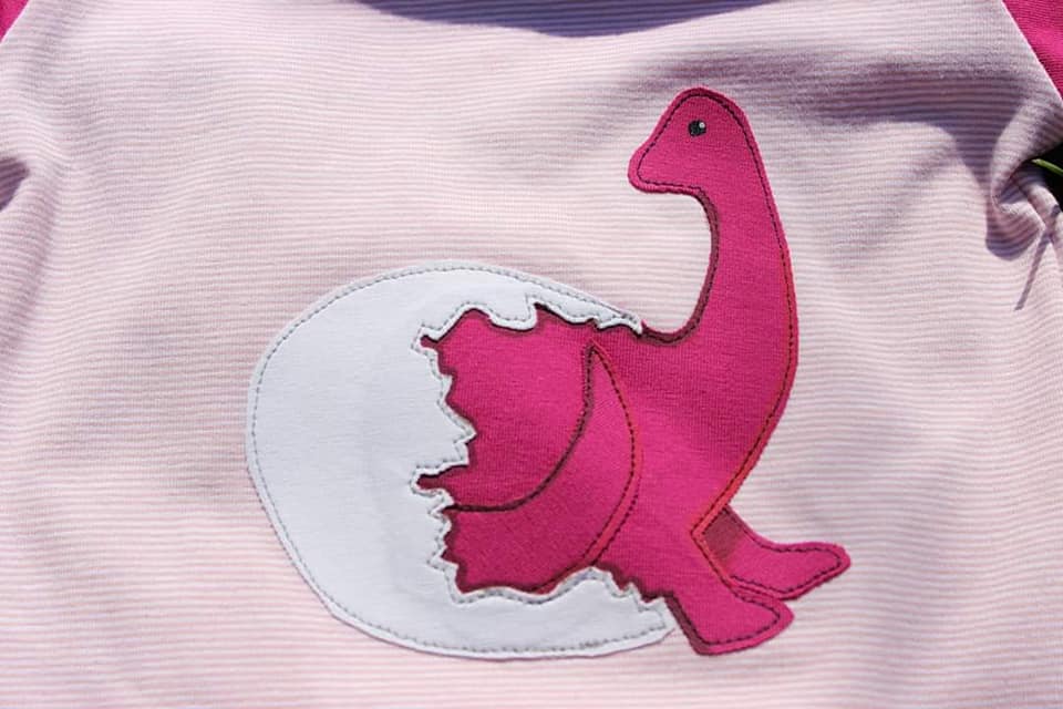 Applikationsvorlage Brachiosaurus Baby Dino im Ei