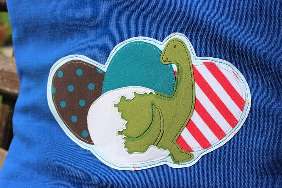 Applikationsvorlage Brachiosaurus Baby Dino im Ei